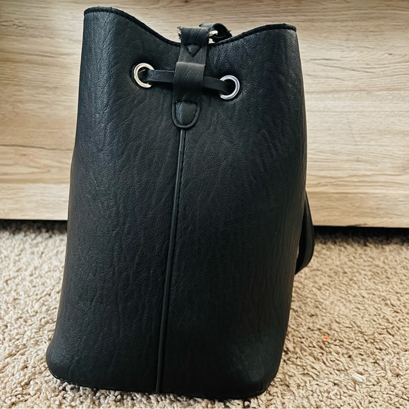 CALVIN KLEIN Bucket Bag - Picture 2 of 15